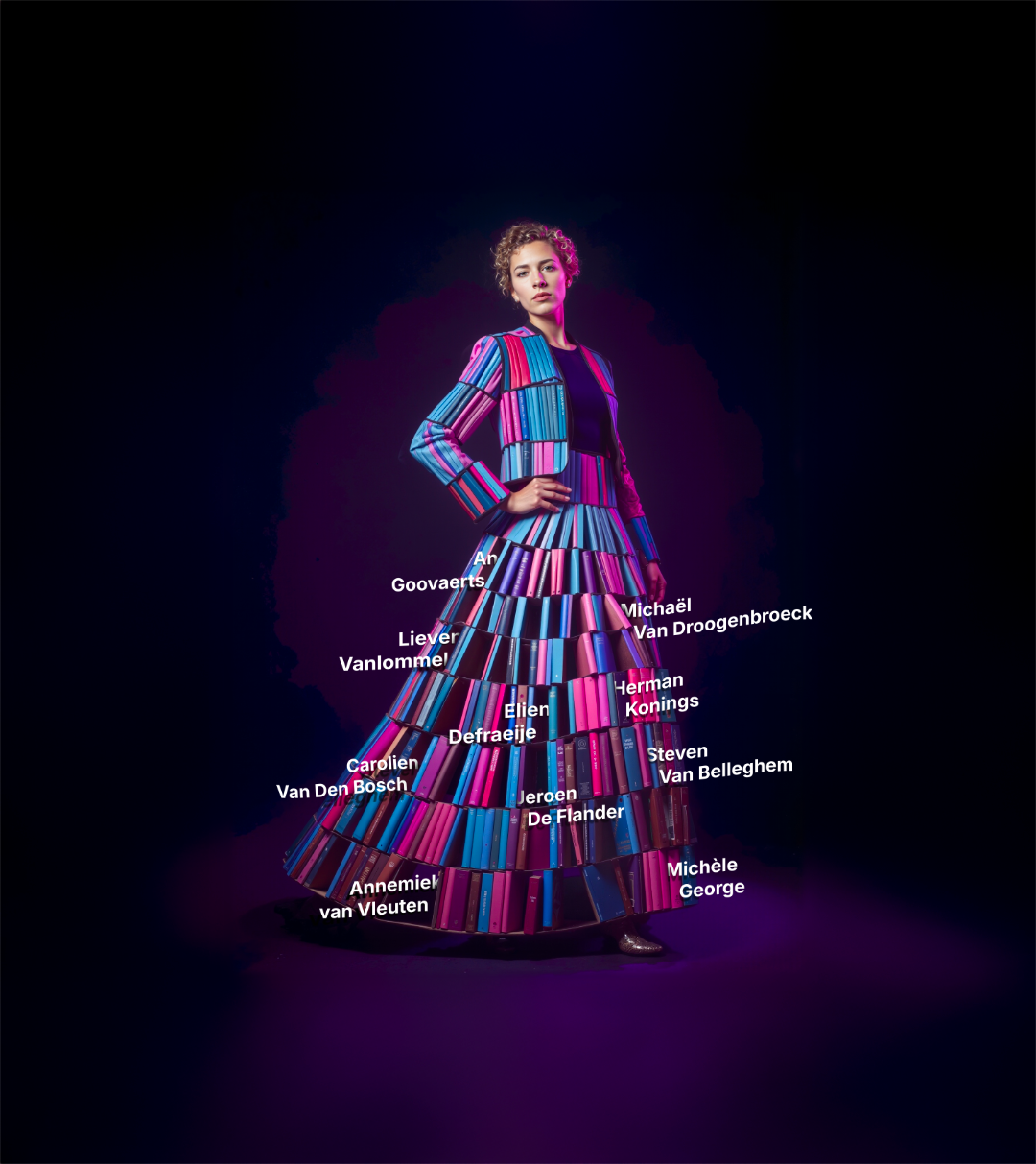 Foto van een vrouw met een rok gemaakt van boeken, met de namen An Goovaerts, Lieven Vanlommel, Carolien Van Den Bosch, Annemiek van Vleuteren, Elien Defraeije, Jeroen De Flander, Michaël Van Droogenbroeck, Herman Konings, Steven Van Belleghem, en Michèle George